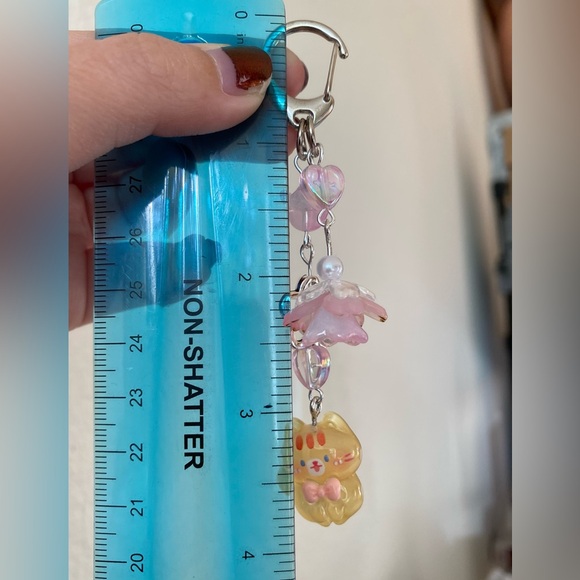 Kitty with bow tie keychain - Picture 6 of 6